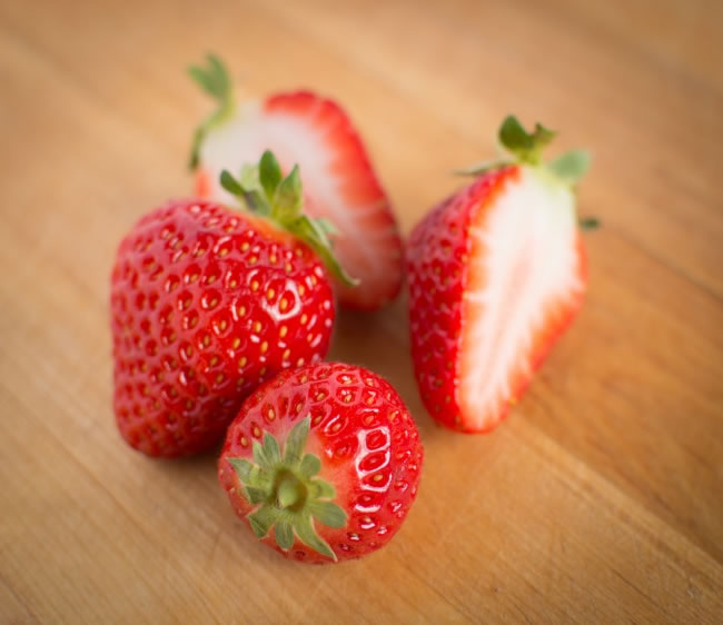 点击大图看下一张：高清红色草莓图片