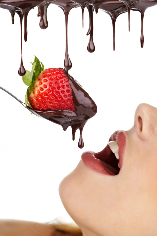 点击大图看下一张：美女、草莓和巧克力高清图片素材