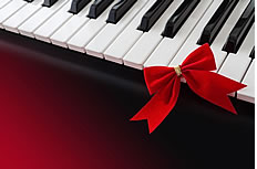黑白琴键与红色蝴蝶结图片