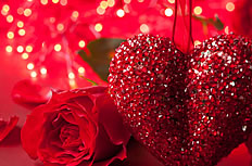 红色玫瑰花与饰品图片