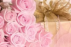 粉色玫瑰花与礼品盒图片
