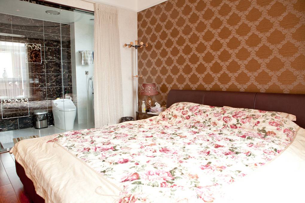 点击大图看下一张:现代卧室装修案例