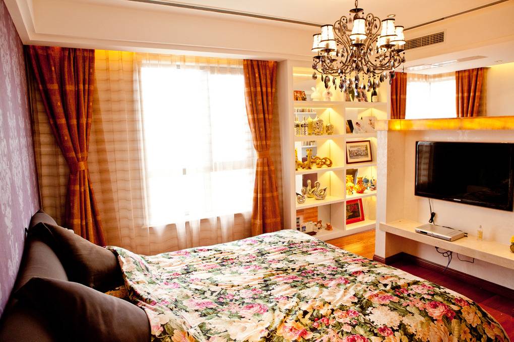 点击大图看下一张：现代卧室窗帘案例展示