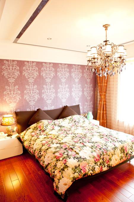 点击大图看下一张：现代卧室窗帘设计案例展示