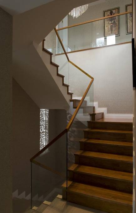 点击大图看下一张：现代楼梯装修效果展示