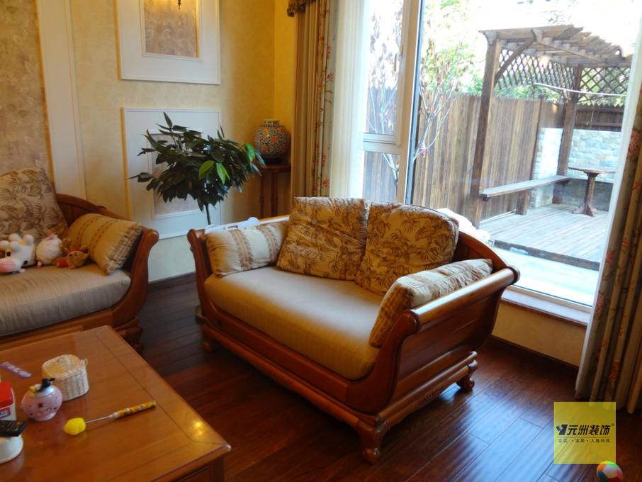点击大图看下一张：美式奢华客厅沙发布艺沙发效果图