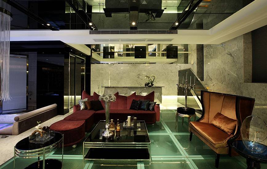 点击大图看下一张：客厅装修图