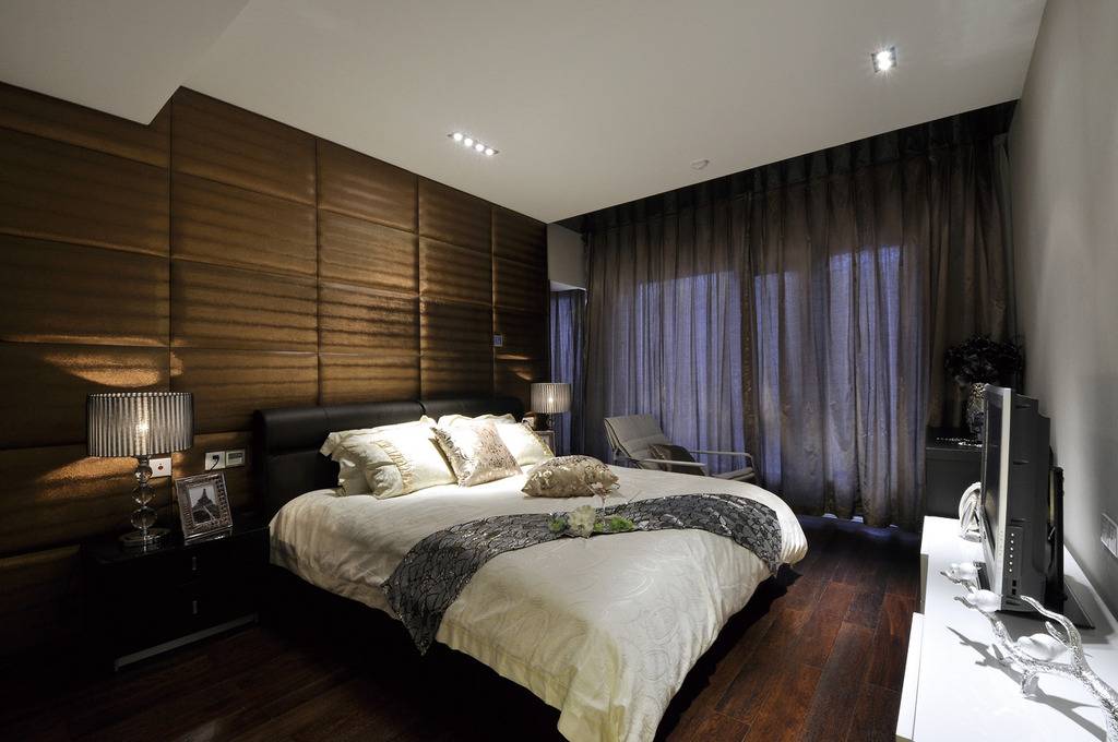 点击大图看下一张：现代卧室窗帘设计方案