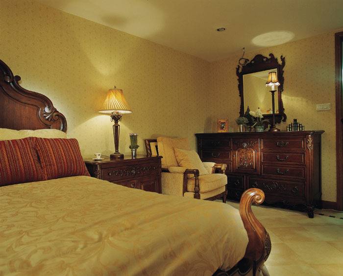 点击大图看下一张：美式古典美式古典风格古典风格卧室装修案例