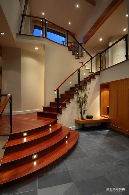 点击大图看下一张：现代楼梯装修效果展示