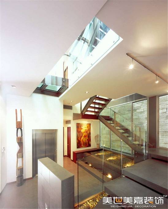 点击大图看下一张：现代现代风格过道楼梯装修效果展示
