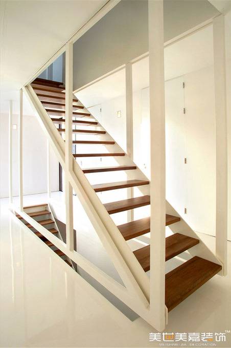 点击大图看下一张：现代现代风格别墅楼梯装修效果展示