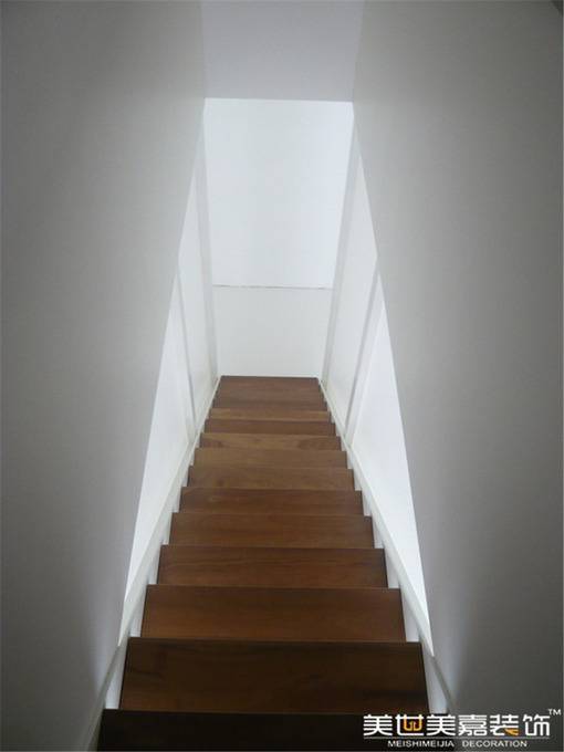 点击大图看下一张：现代现代风格别墅楼梯设计方案