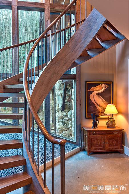 点击大图看下一张：美式乡村风格别墅过道楼梯案例展示