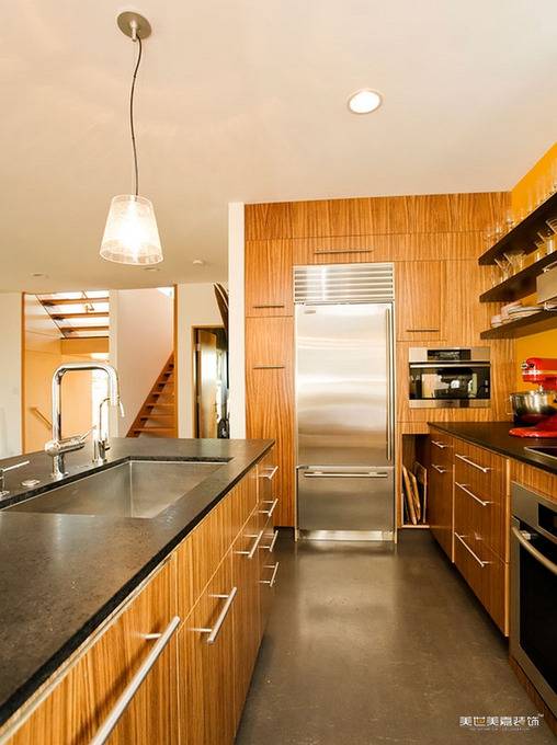 点击大图看下一张：现代厨房吊顶设计图