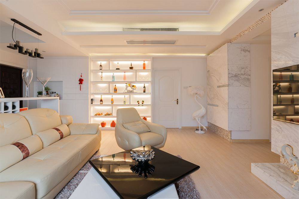 点击大图看下一张：客厅沙发灯具设计方案