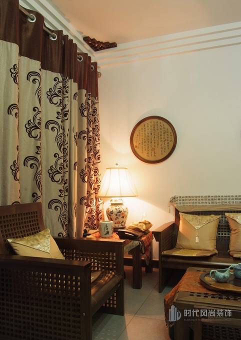 点击大图看下一张：中式客厅窗帘装修图
