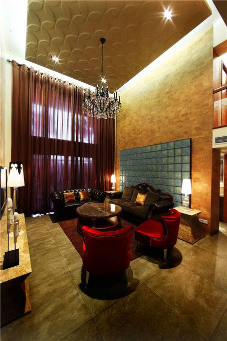 点击大图看下一张:现代客厅吊顶设计案例