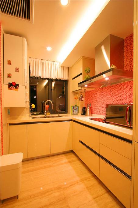 点击大图看下一张：现代厨房三室两厅两卫设计案例