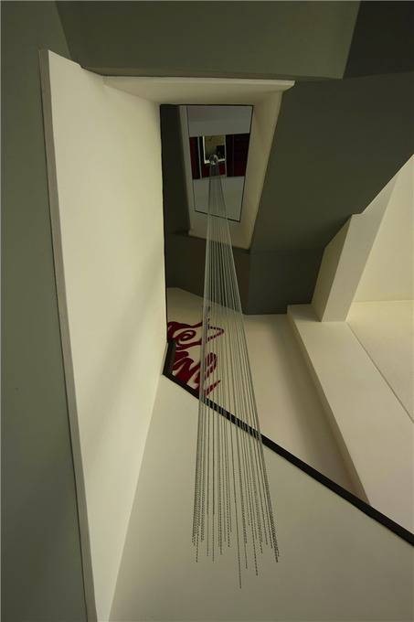 点击大图看下一张：现代跃层楼梯设计方案