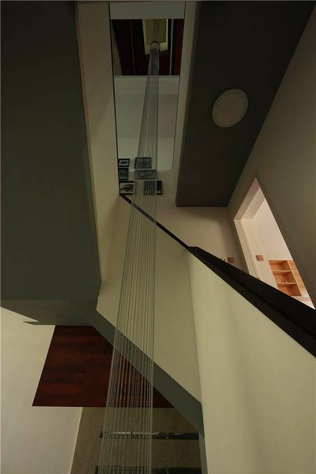 点击大图看下一张：现代跃层楼梯设计图