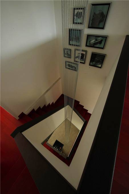 点击大图看下一张：现代跃层楼梯设计案例
