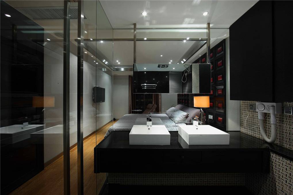 点击大图看下一张：古典卧室跃层设计方案