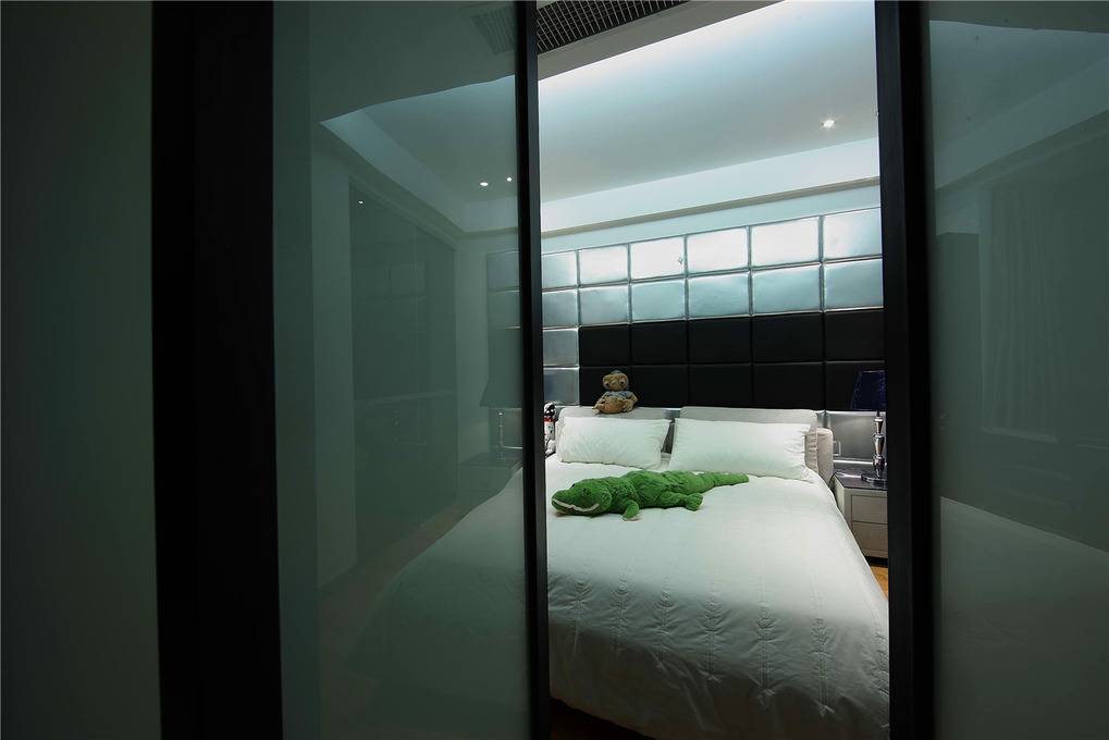 点击大图看下一张：古典卧室跃层设计方案