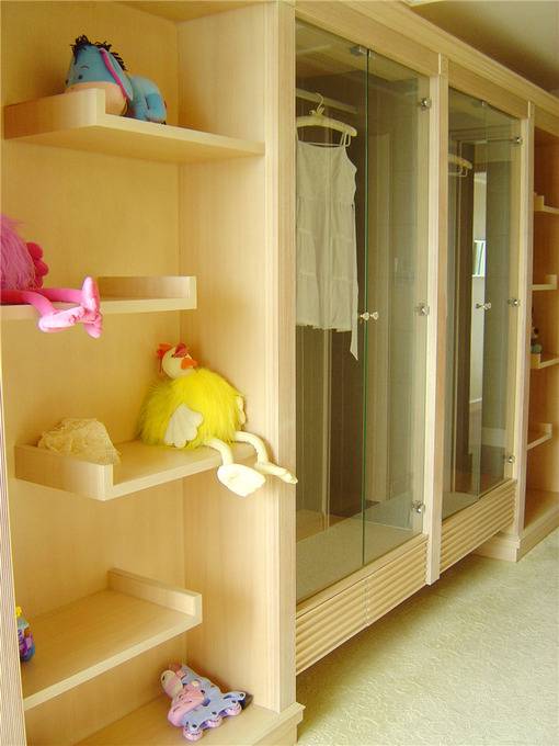 点击大图看下一张:现代衣帽间设计方案