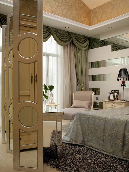 点击大图看下一张：欧式卧室别墅窗帘装修案例
