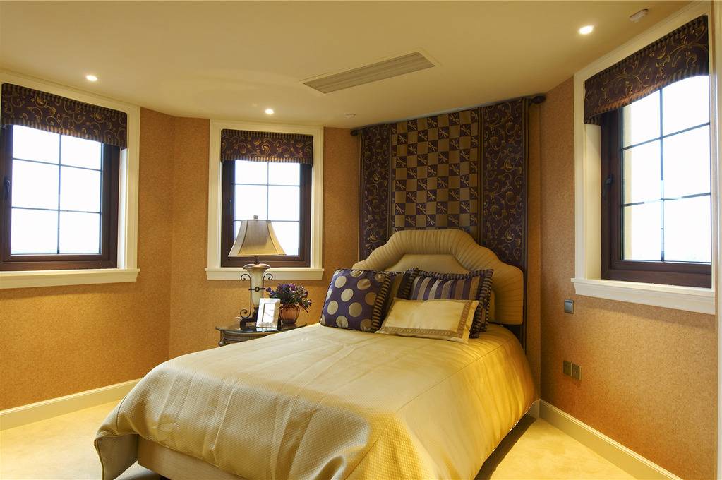 点击大图看下一张：欧式卧室跃层设计案例展示