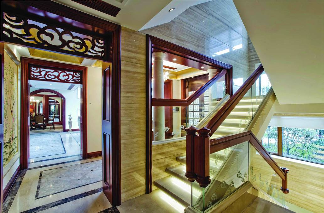 点击大图看下一张：美式别墅过道楼梯设计图