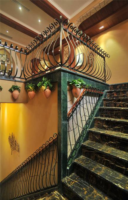 点击大图看下一张：别墅楼梯设计案例展示