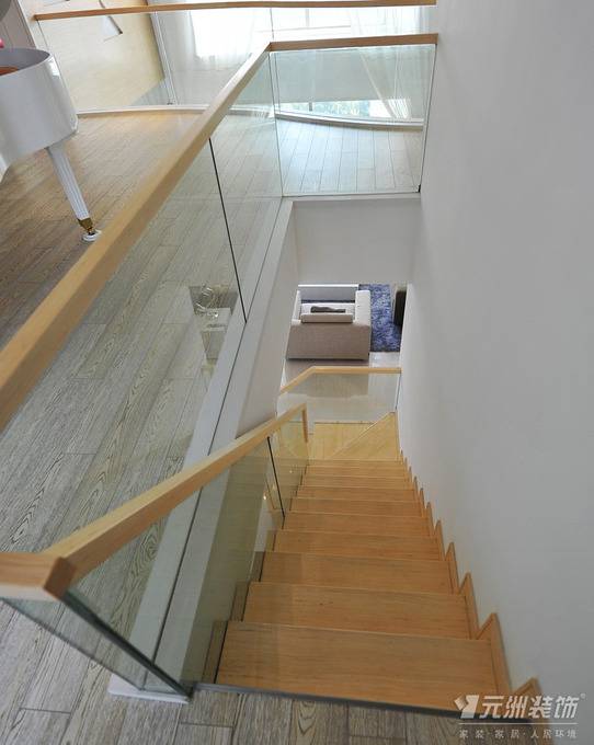 点击大图看下一张：现代别墅过道楼梯设计案例展示
