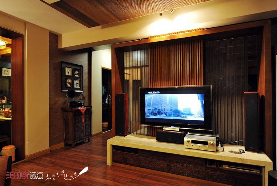 点击大图看下一张：中式客厅跃层电视背景墙设计图