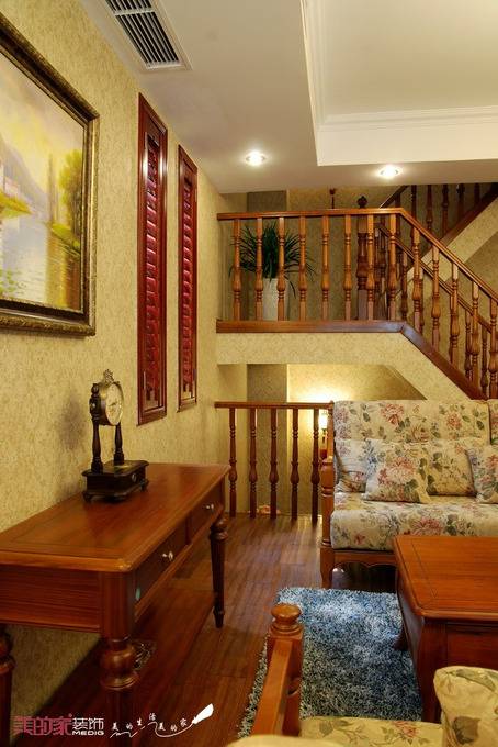 点击大图看下一张：客厅跃层吊顶楼梯沙发实木家具案例展示