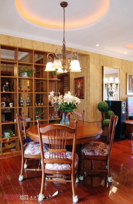 点击大图看下一张：餐厅吊顶图片