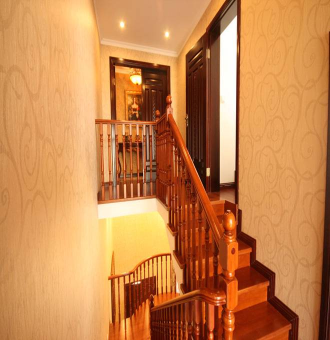 点击大图看下一张：美式美式风格过道楼梯设计方案