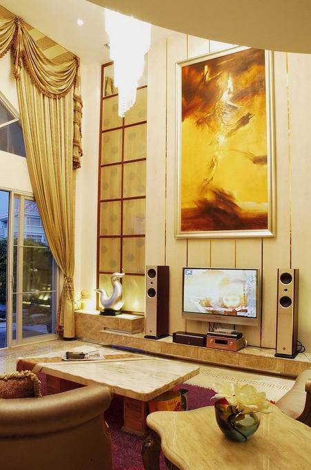 点击大图看下一张：中式客厅吊顶电视背景墙装修图