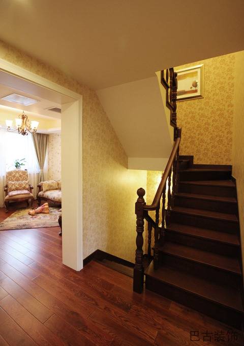 点击大图看下一张：美式过道楼梯设计案例展示