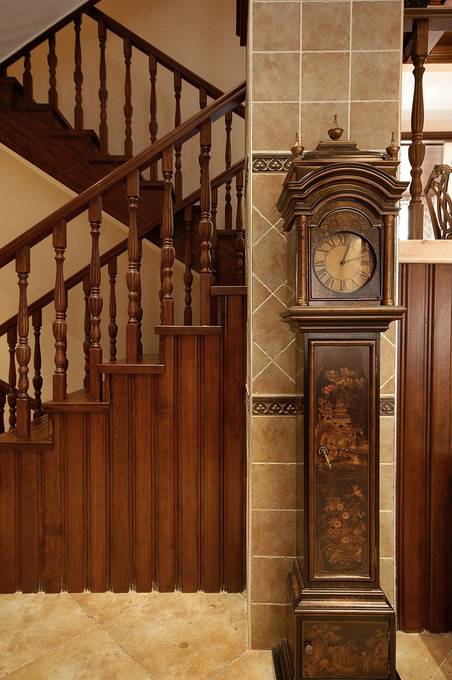 点击大图看下一张：美式别墅楼梯装修案例