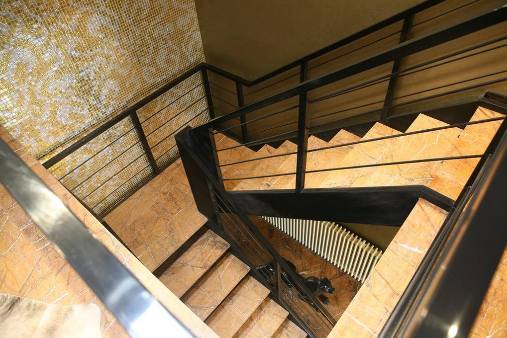 点击大图看下一张：新古典别墅楼梯装修案例