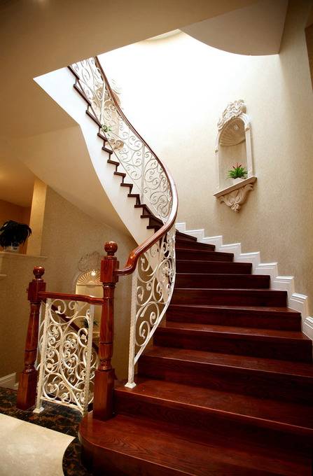 点击大图看下一张：新古典楼梯设计案例