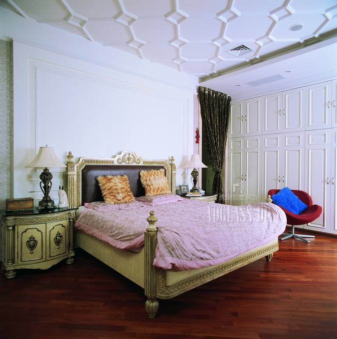 点击大图看下一张：欧式卧室装修图