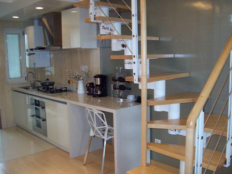 点击大图看下一张：现代厨房别墅楼梯图片