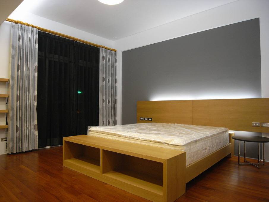点击大图看下一张：现代卧室案例展示
