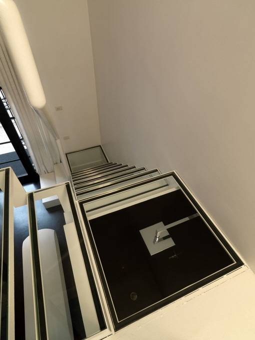 点击大图看下一张：简约别墅楼梯设计方案