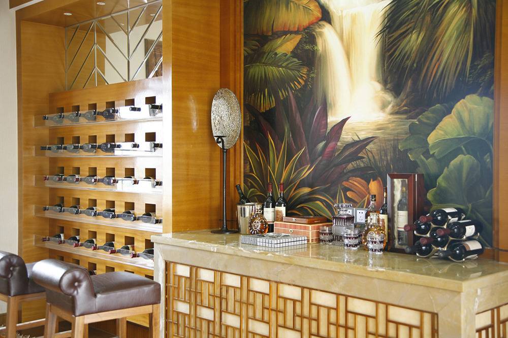 点击大图看下一张：东南亚客厅酒柜案例展示