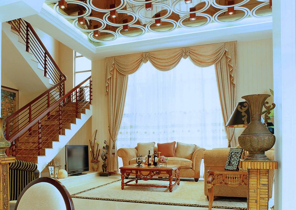 点击大图看下一张：美式客厅吊顶设计案例