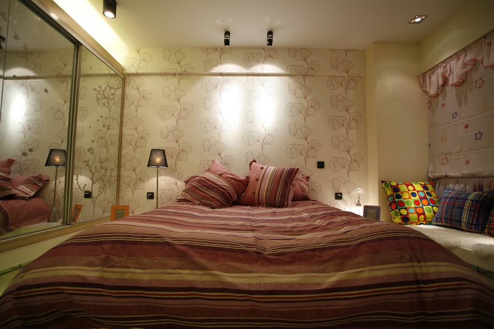 点击大图看下一张：现代卧室装修图